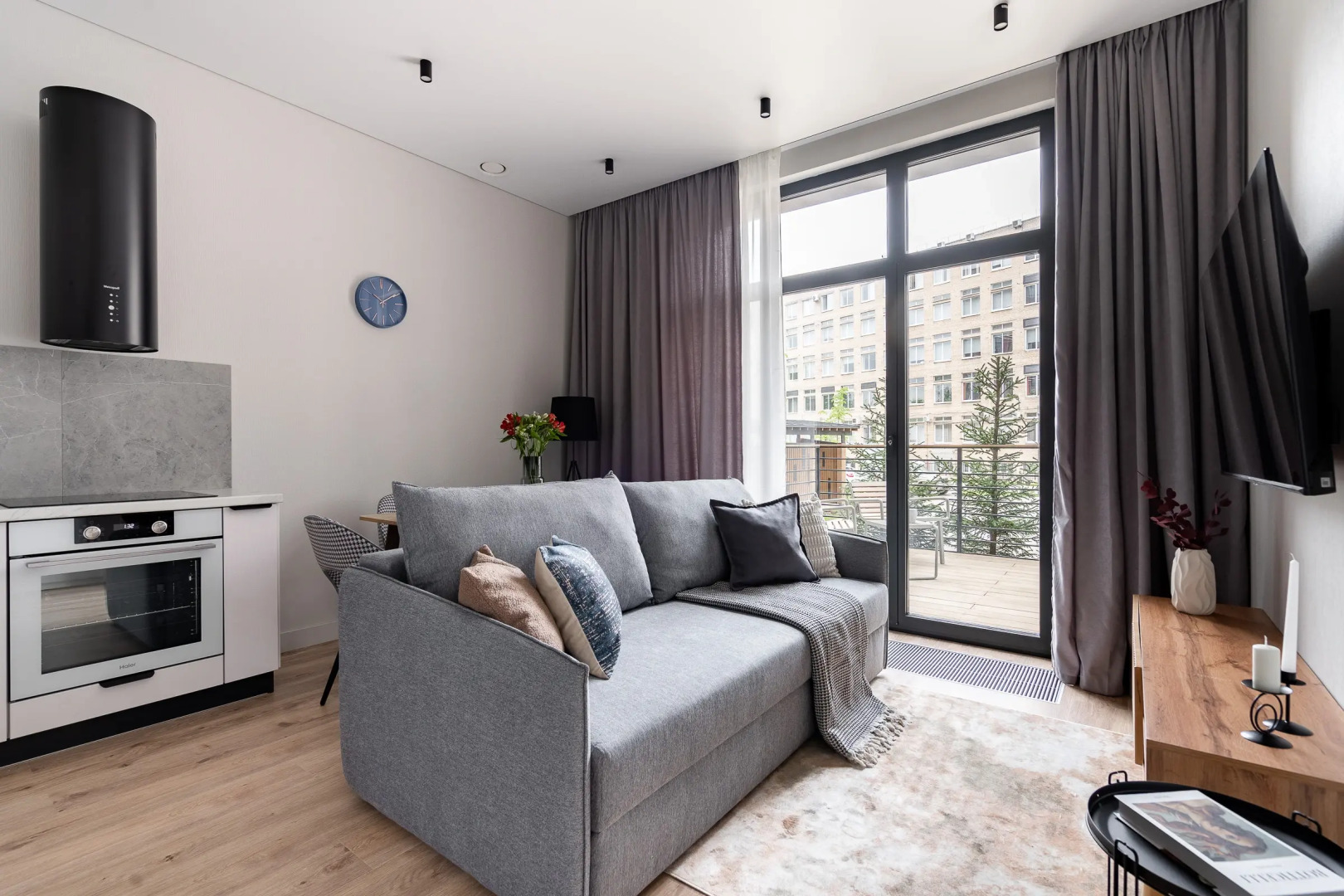 Квартира с Дизайнерским Интерьером с Террасой на Берегу Невы