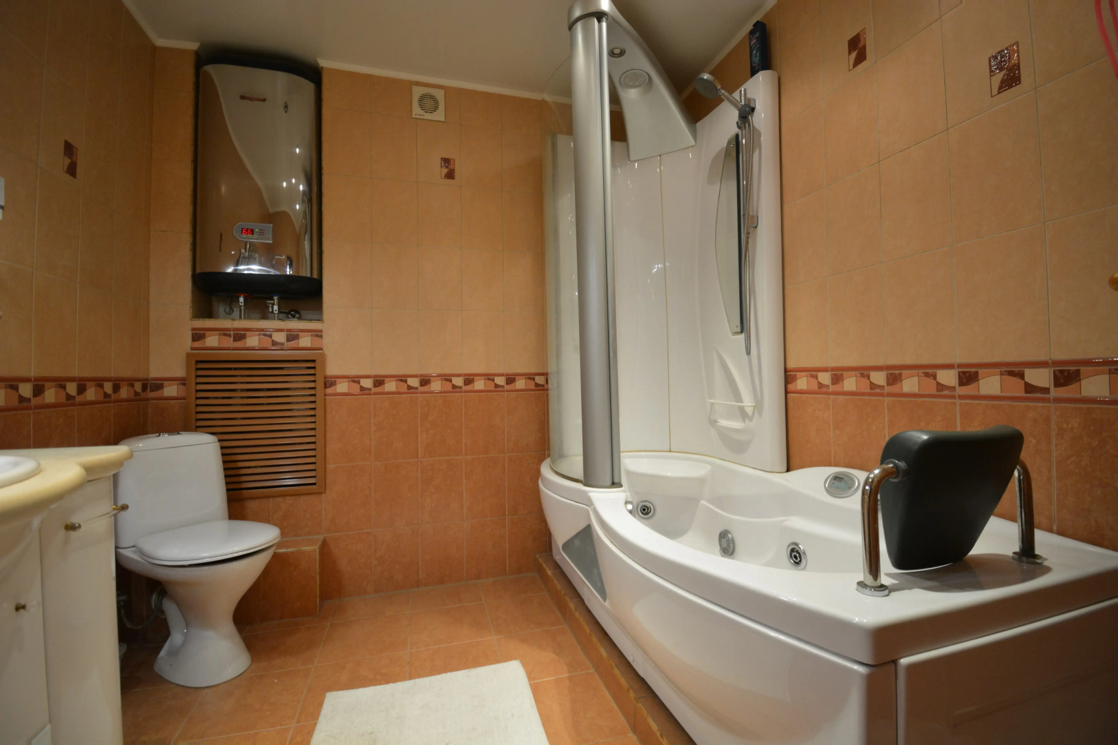 Квартира трёхкомнатная с двумя уборными лифтом и балконом