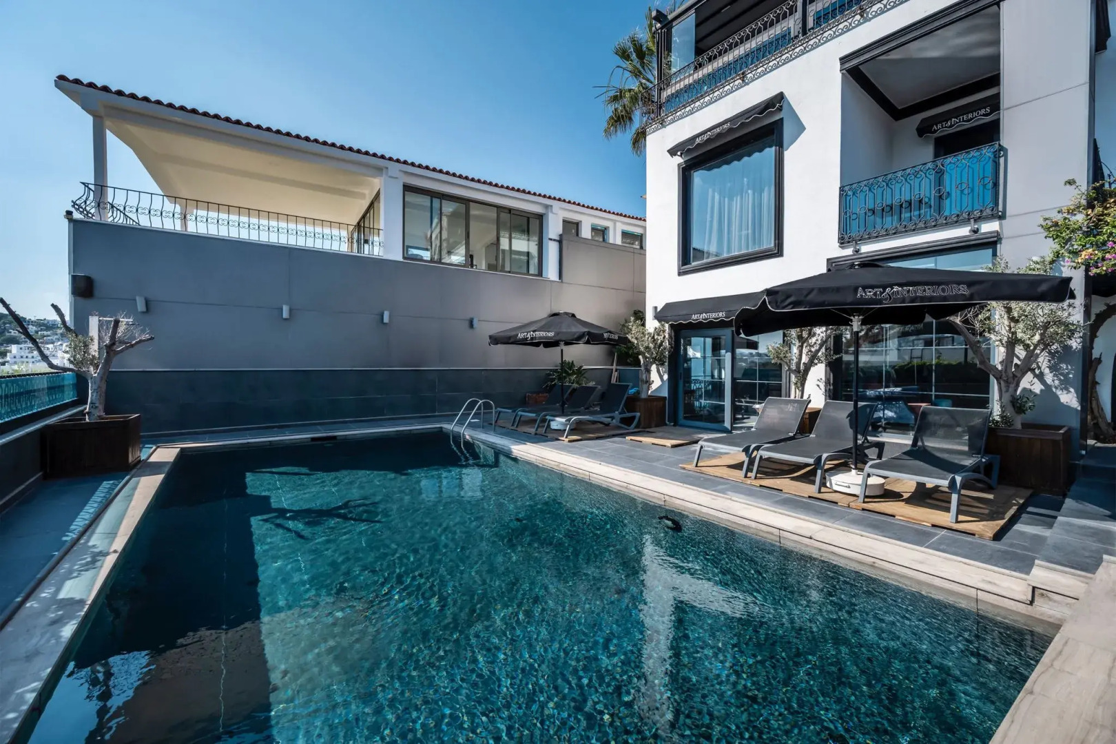 Отель Art & Interiors