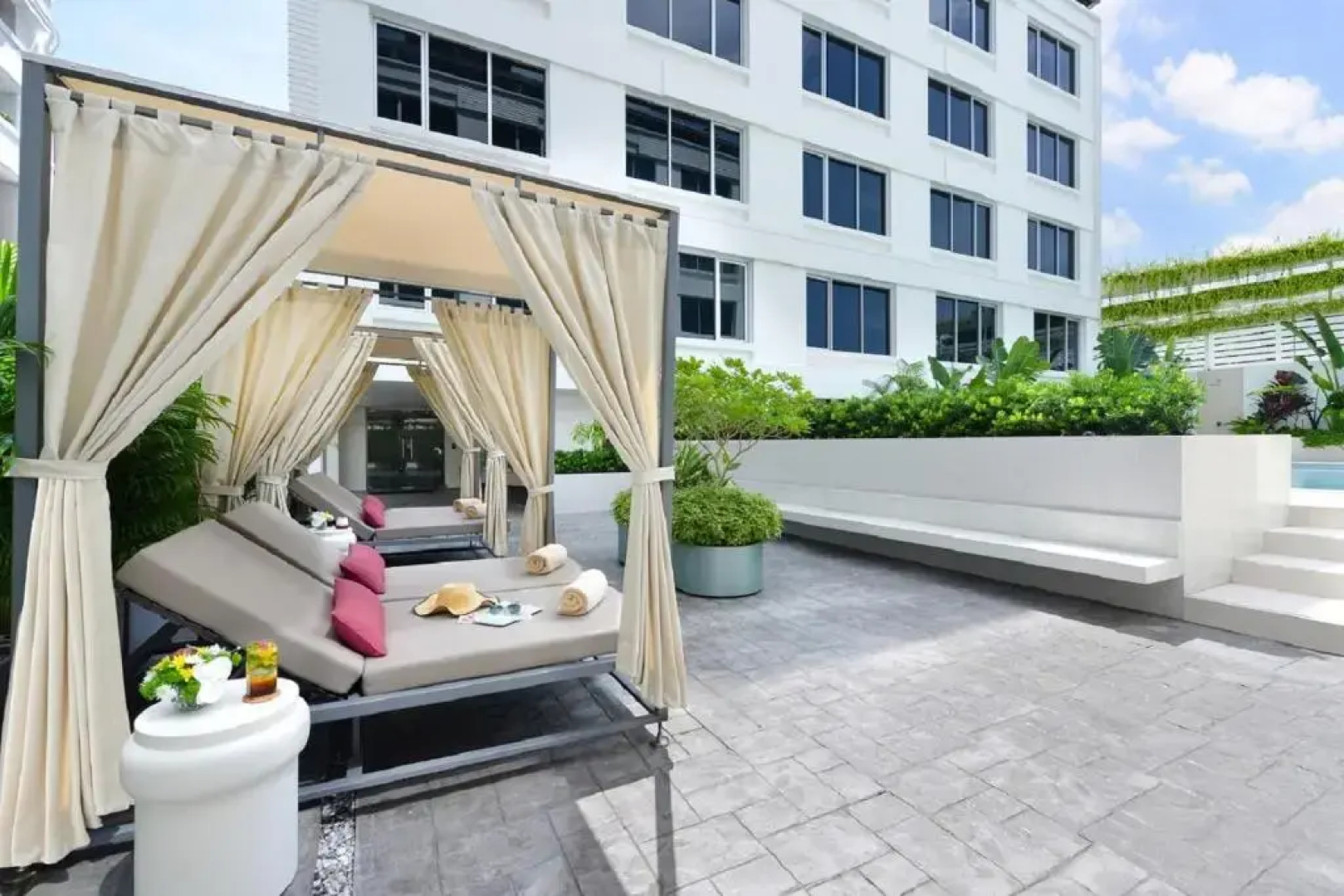 Отель Centre Point Hotel Sukhumvit 10