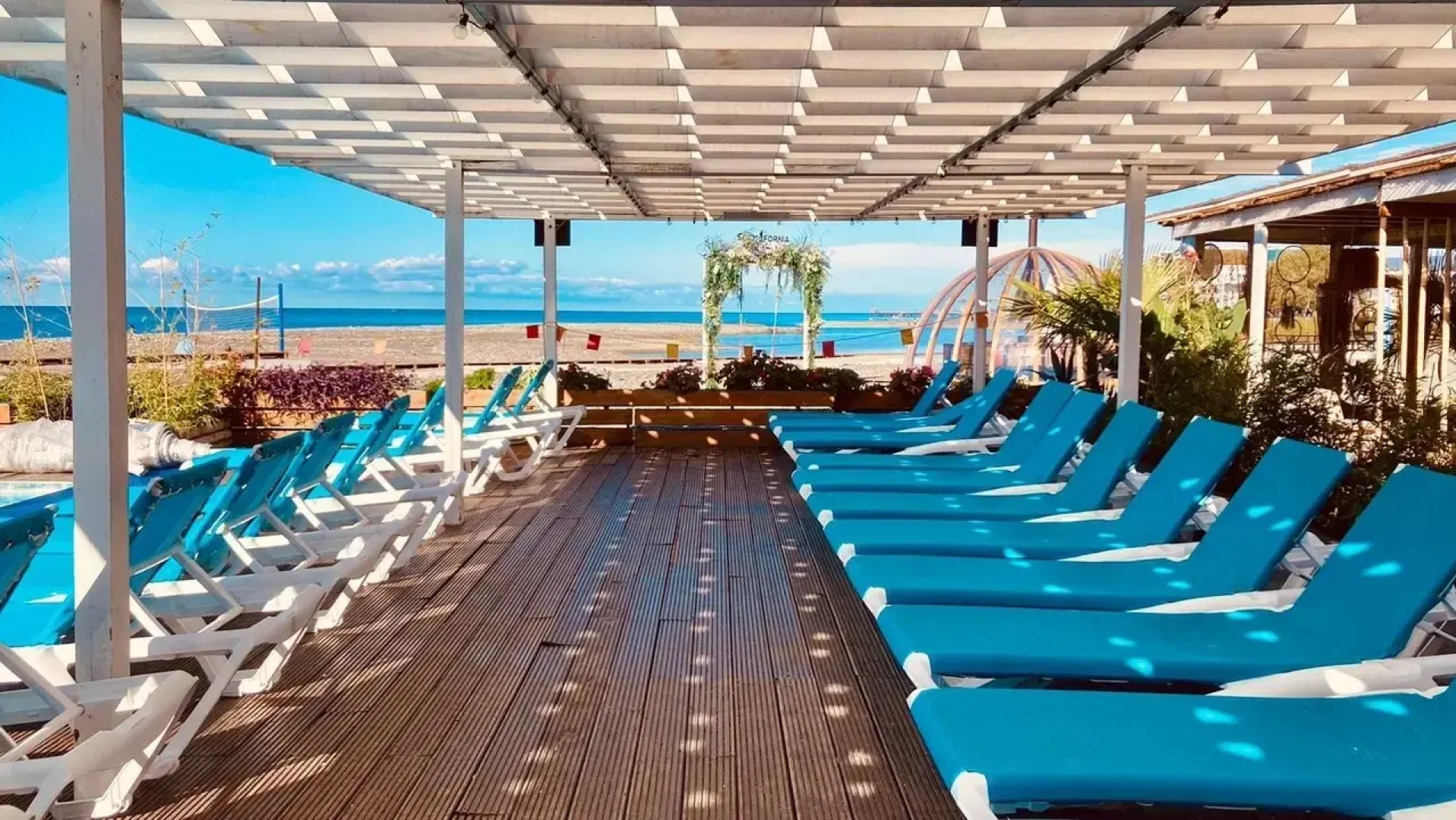 Апартаменты семейные у пляжа с подогреваемым бассейном