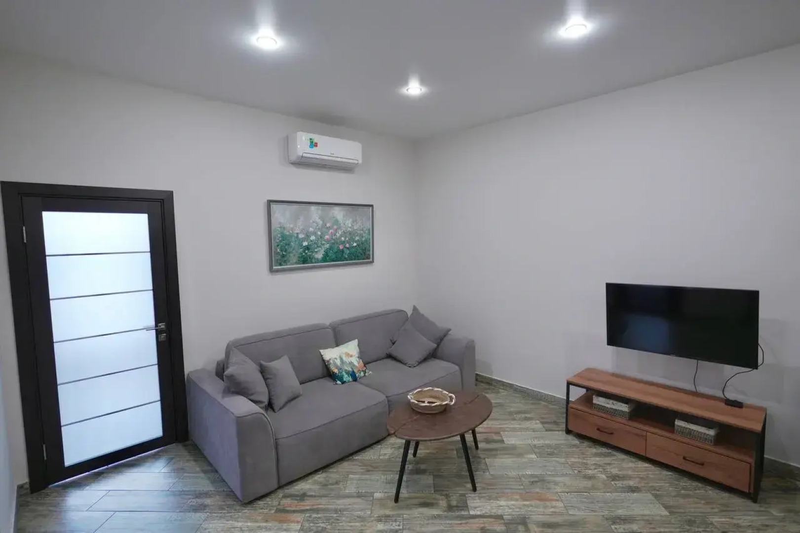 Квартира Огромная трехкомнатная квартира напротив подъемника