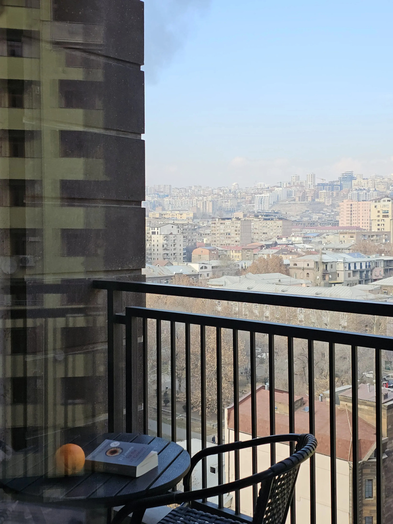 Апартаменты Newly Renovated Condo, Steps to Republic Square
