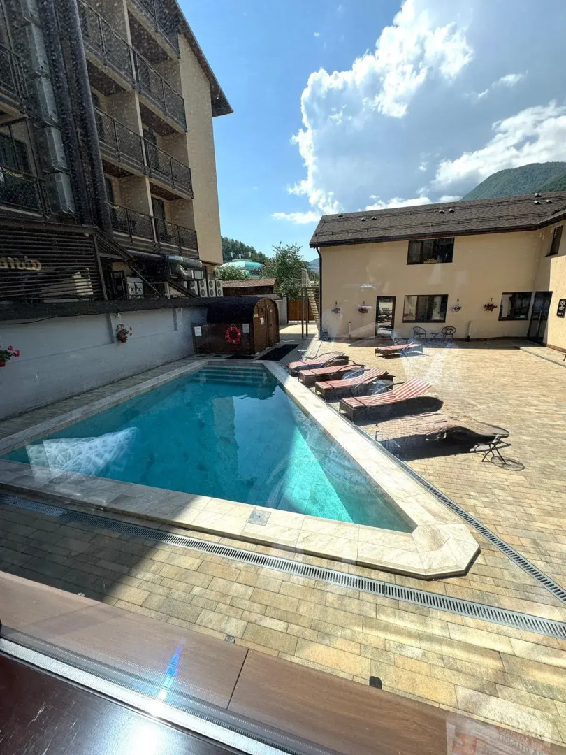 Апартаменты студия с видом на Кавказские горы есть бассейн и баня