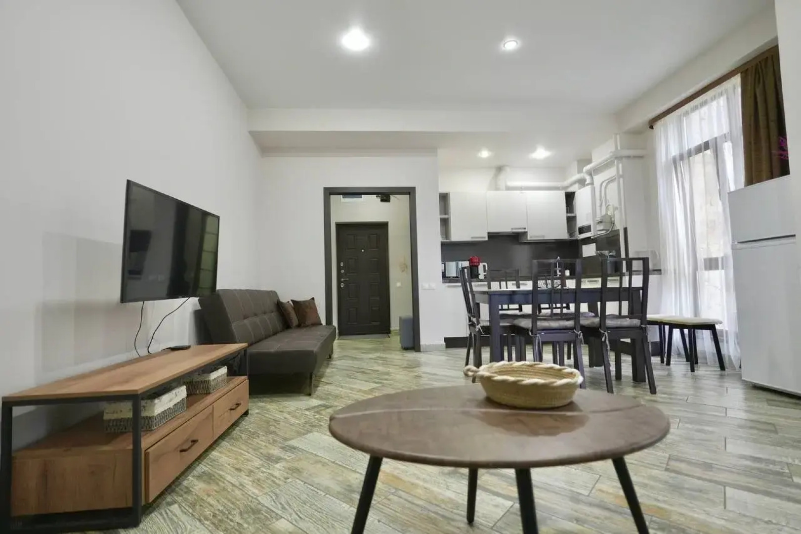 Квартира Огромная трехкомнатная квартира напротив подъемника