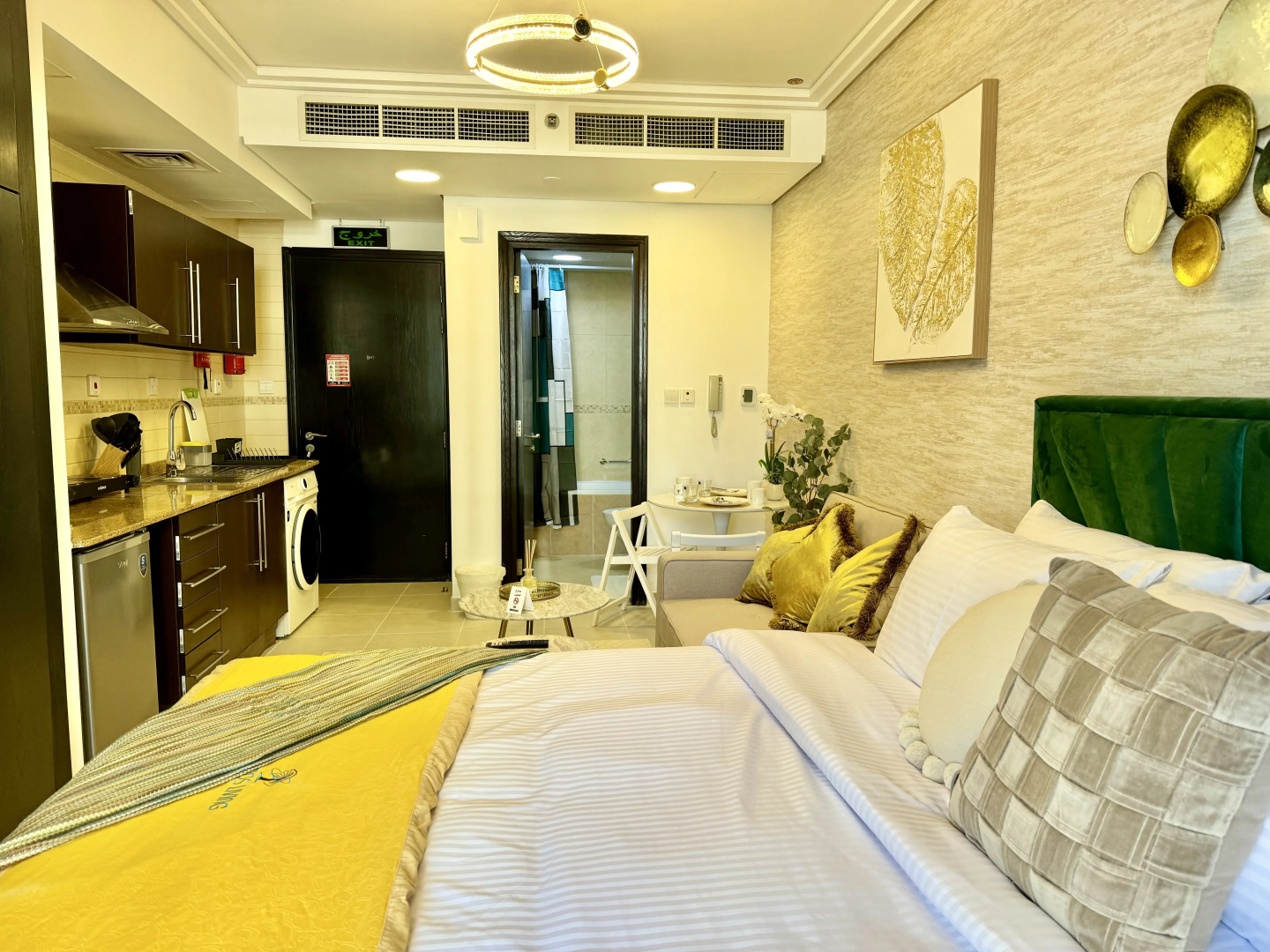 Апартаменты Cosmos Living Sleek and Stylish GCV2