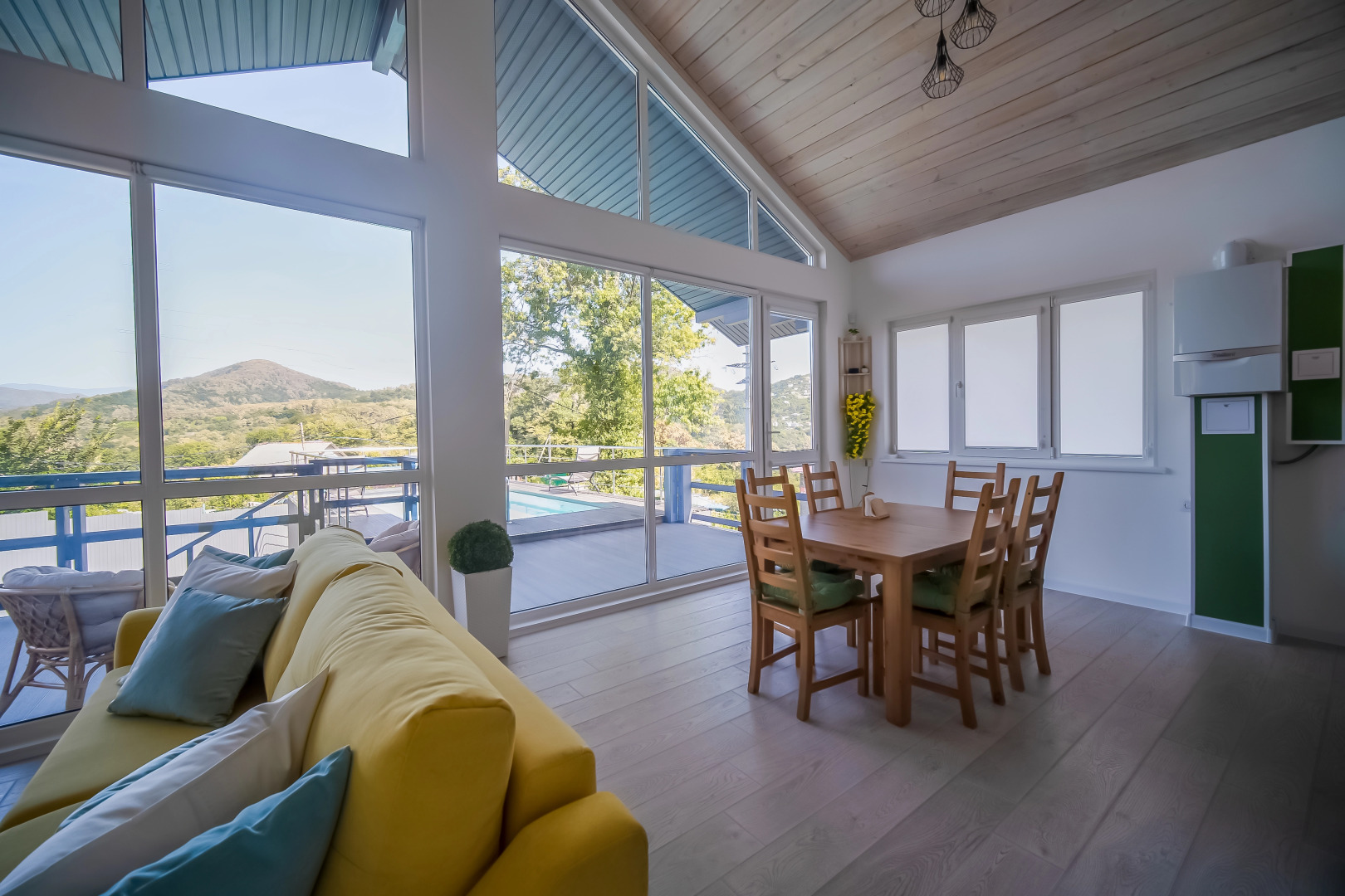 Частный Дом с Бассейном Мансардой и Видом на Горы