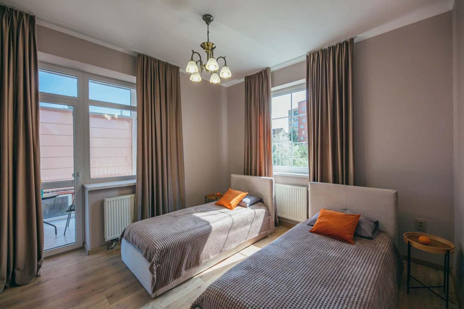 Частный дом в центре города с зеленым садом