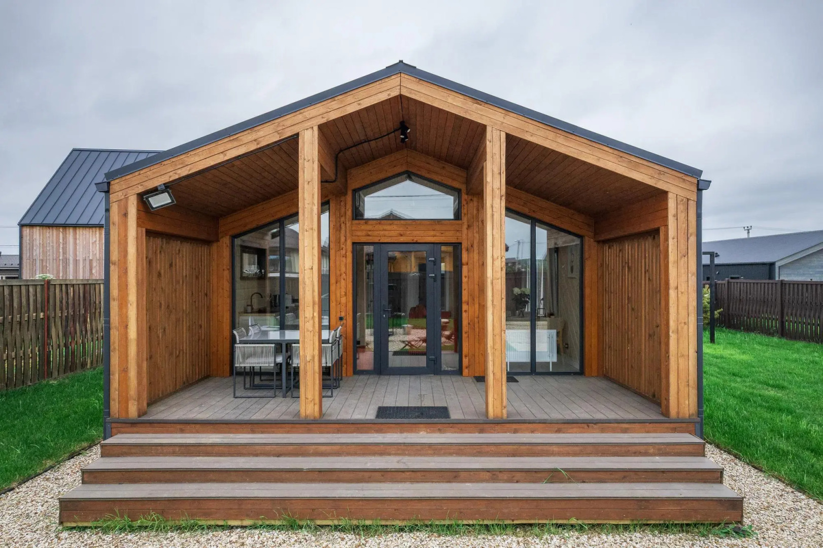 Частный Дом Среди Зимнего Леса с Панорамными Окнами