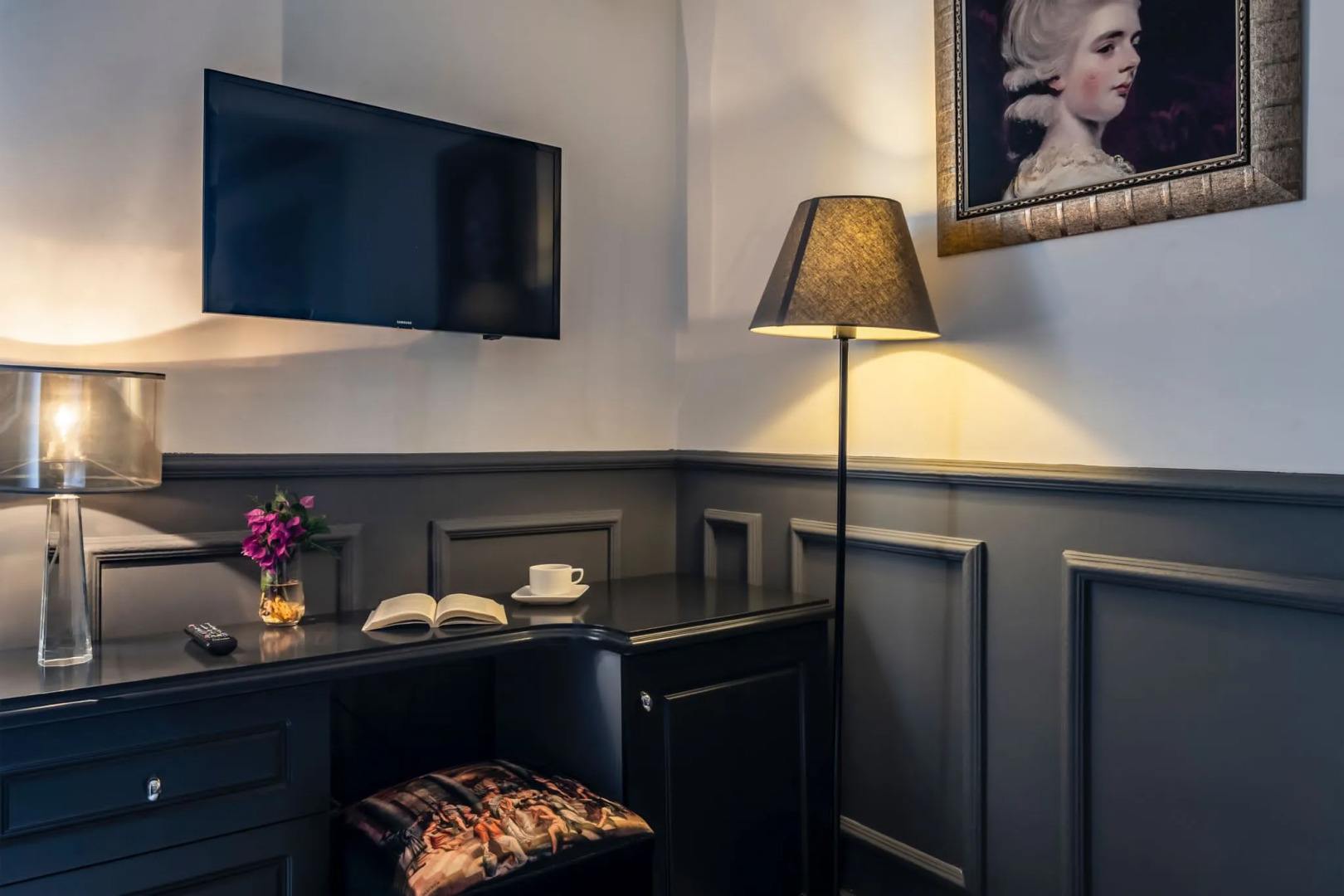 Отель Art & Interiors