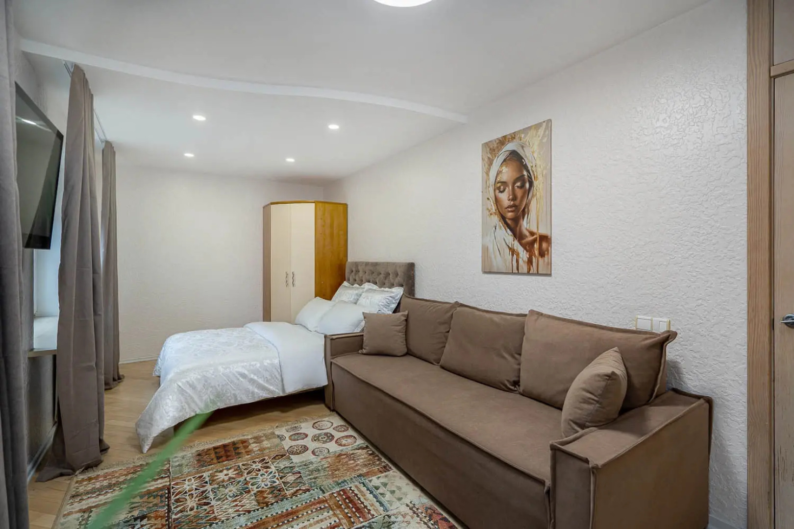 Апартаменты трехкомнатные на Мельникайте 16