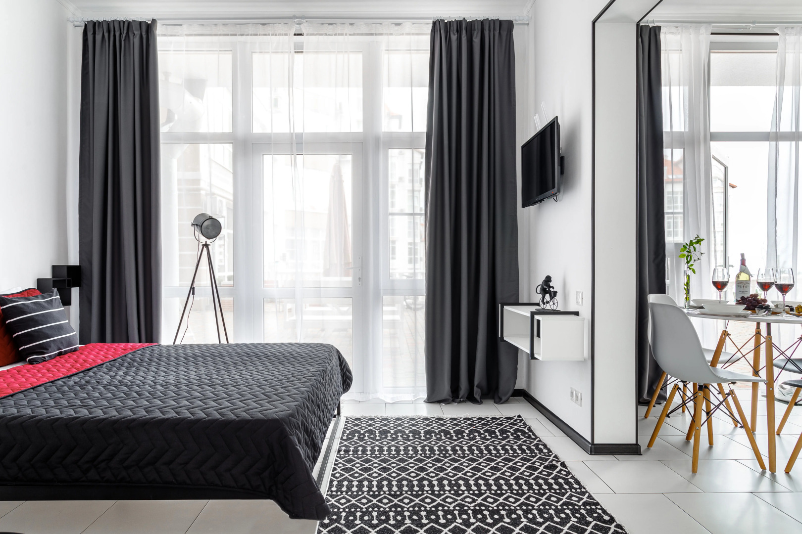 Апартаменты Caмая Стильная Студия c Видoм нa Мoре и Собcтвeнным Вxодом от Home Group apartments