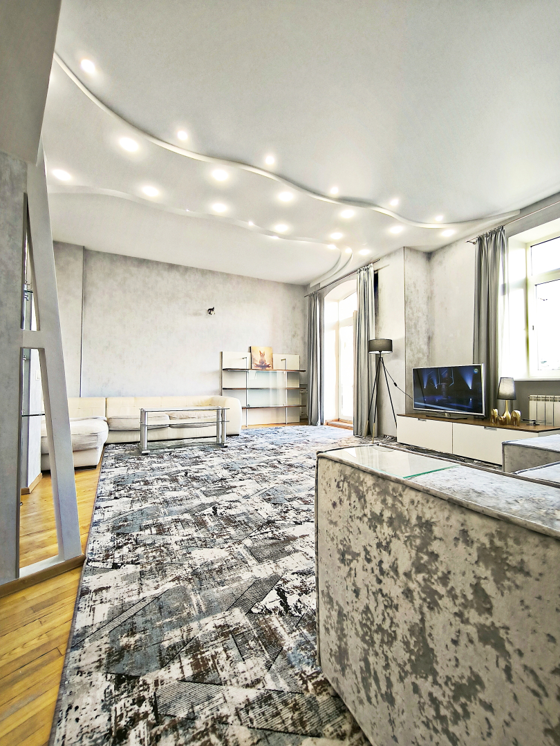 Апартаменты Центр Легендарный Дом под Шпилем | Огромная Трёшка