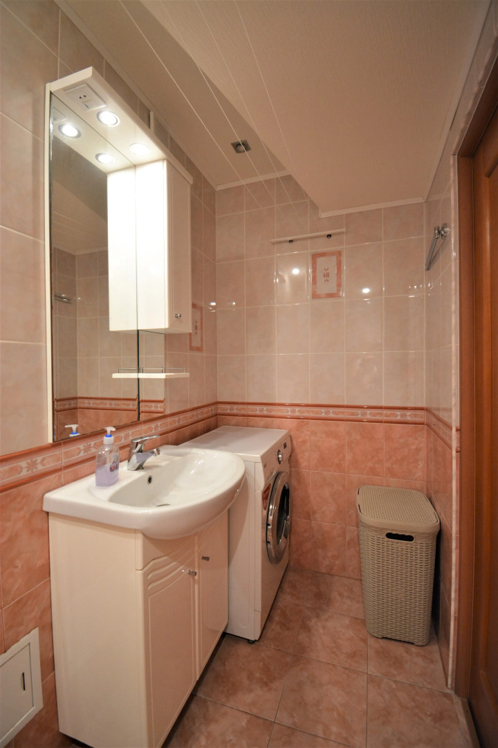 Квартира трёхкомнатная с двумя уборными лифтом и балконом