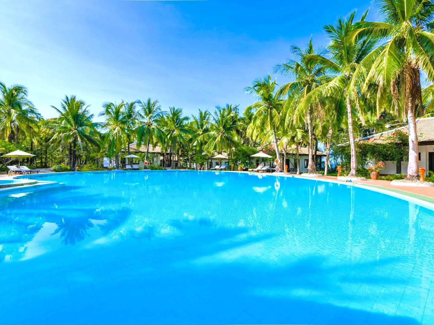 Курортный отель Lang Co Beach