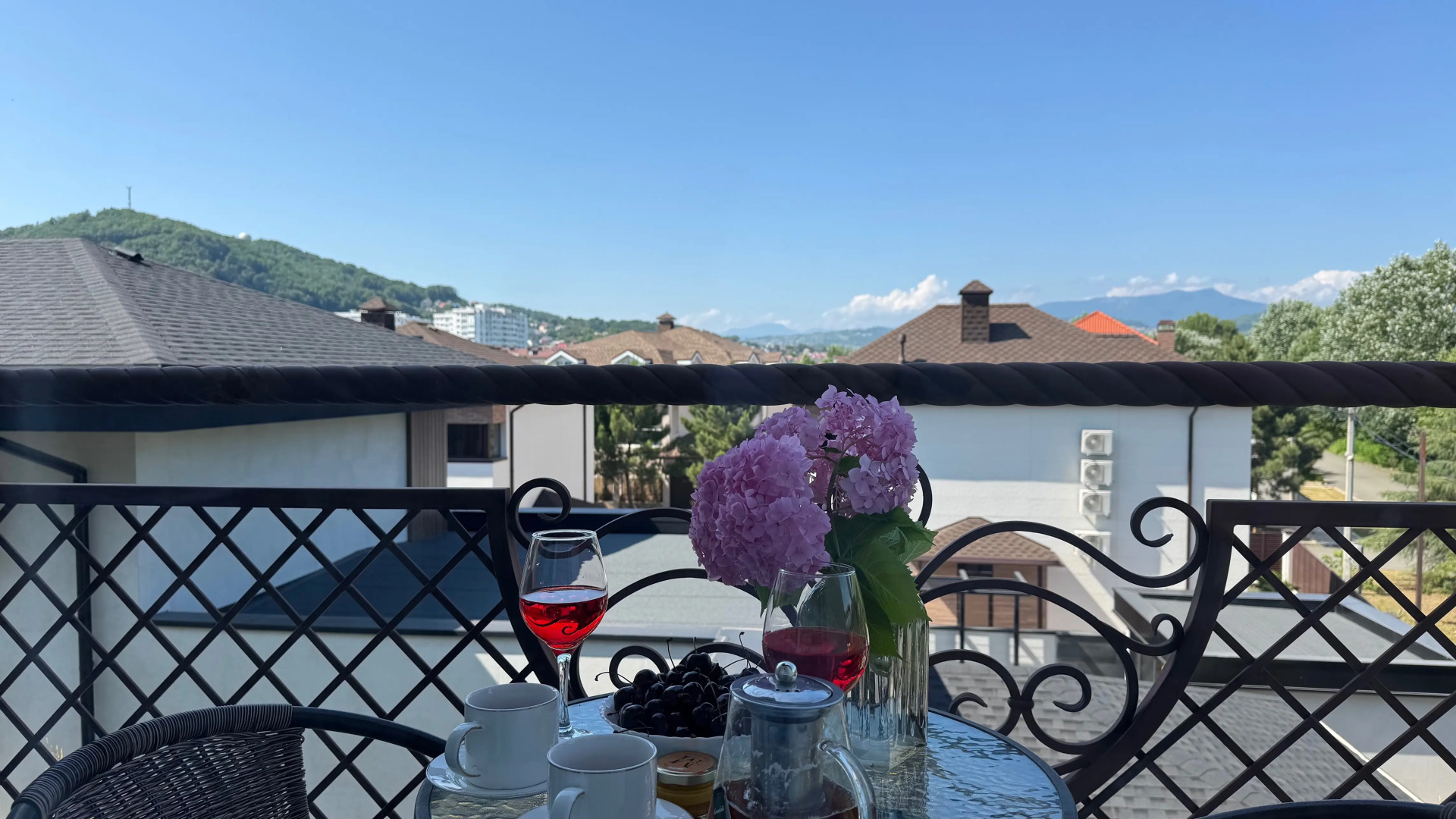 Квартиры с балконами и видом на горы на Мелетяна 5а 2