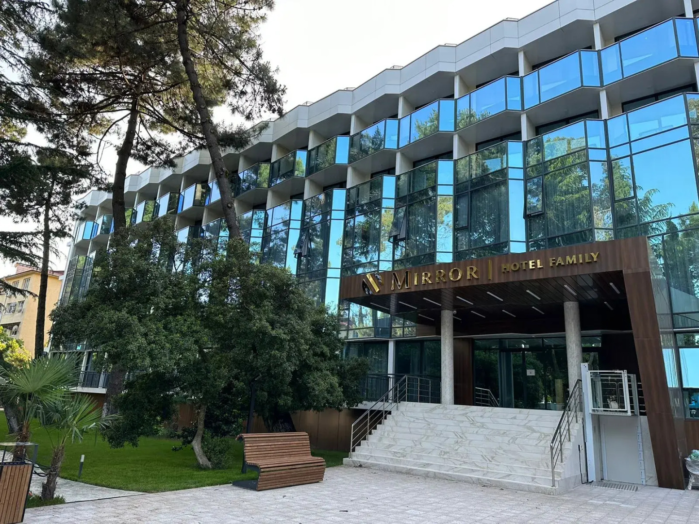 Отель Mirror Family