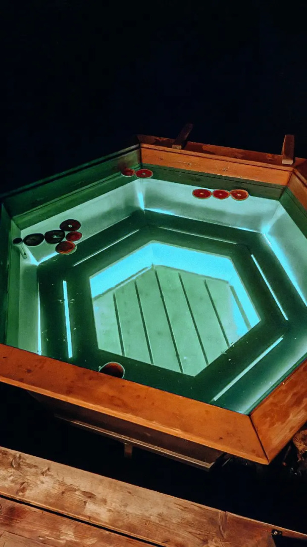 Шале А-фрейм с панорамным остеклением и террасой