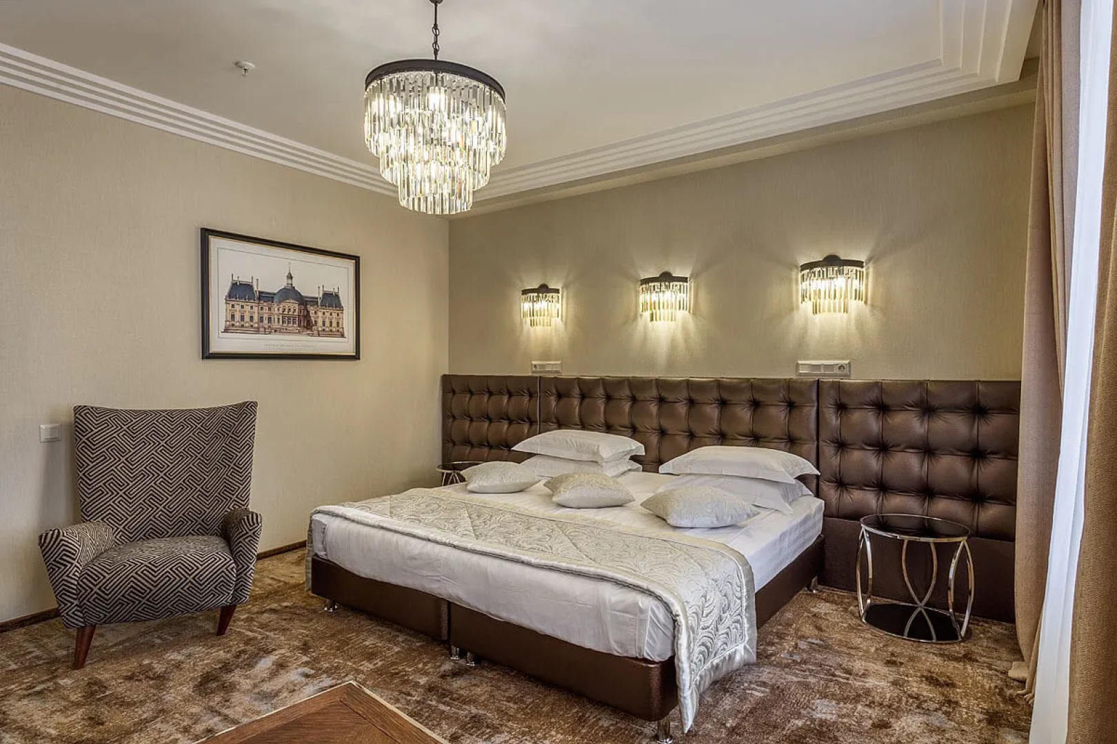 Отель Амбассадори