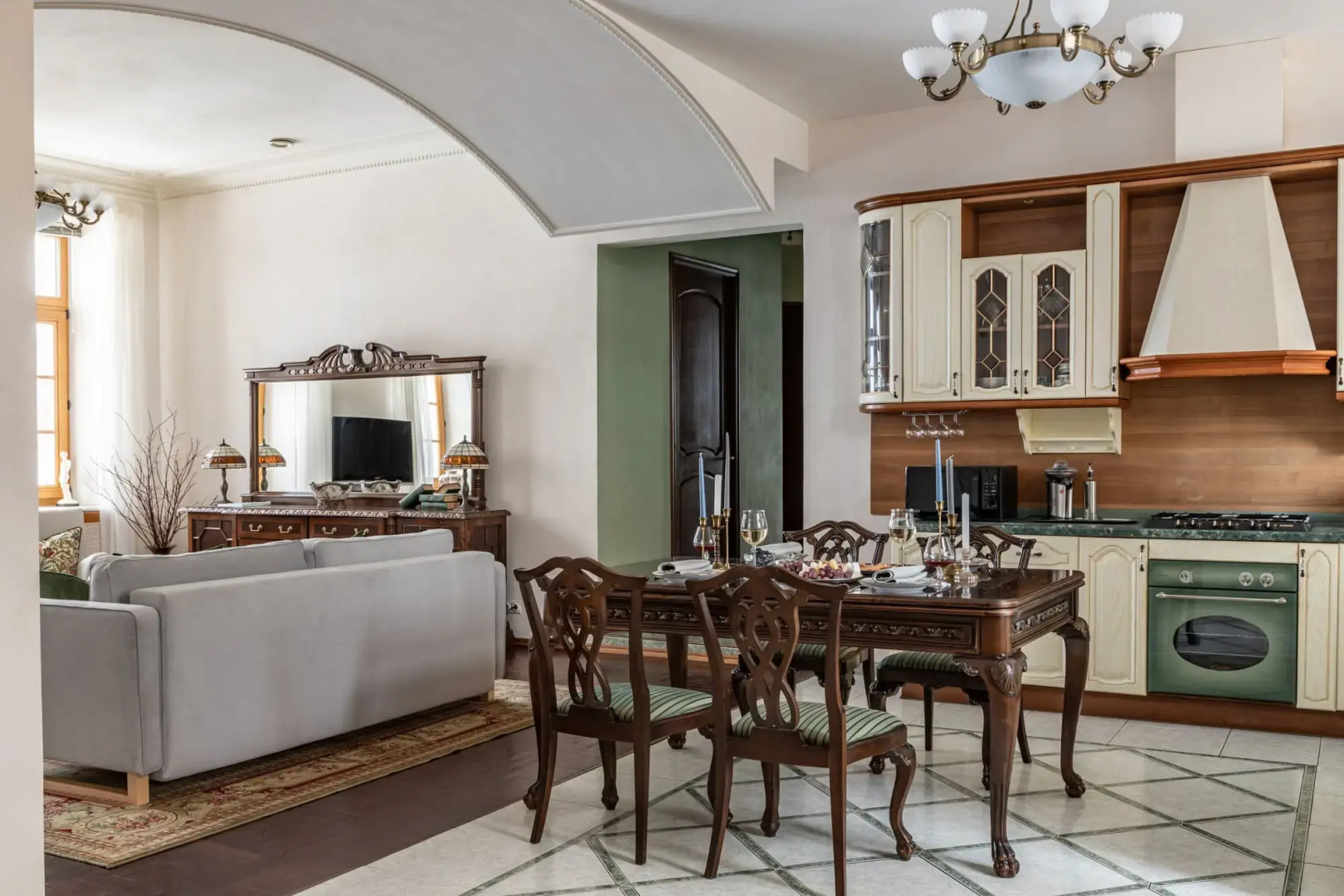 Квартира 4х комнатная  с парковкой возле Кремля