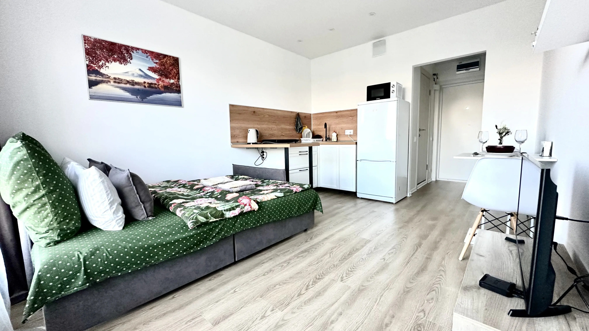 Апартаменты Истоман Two с видом на пруд