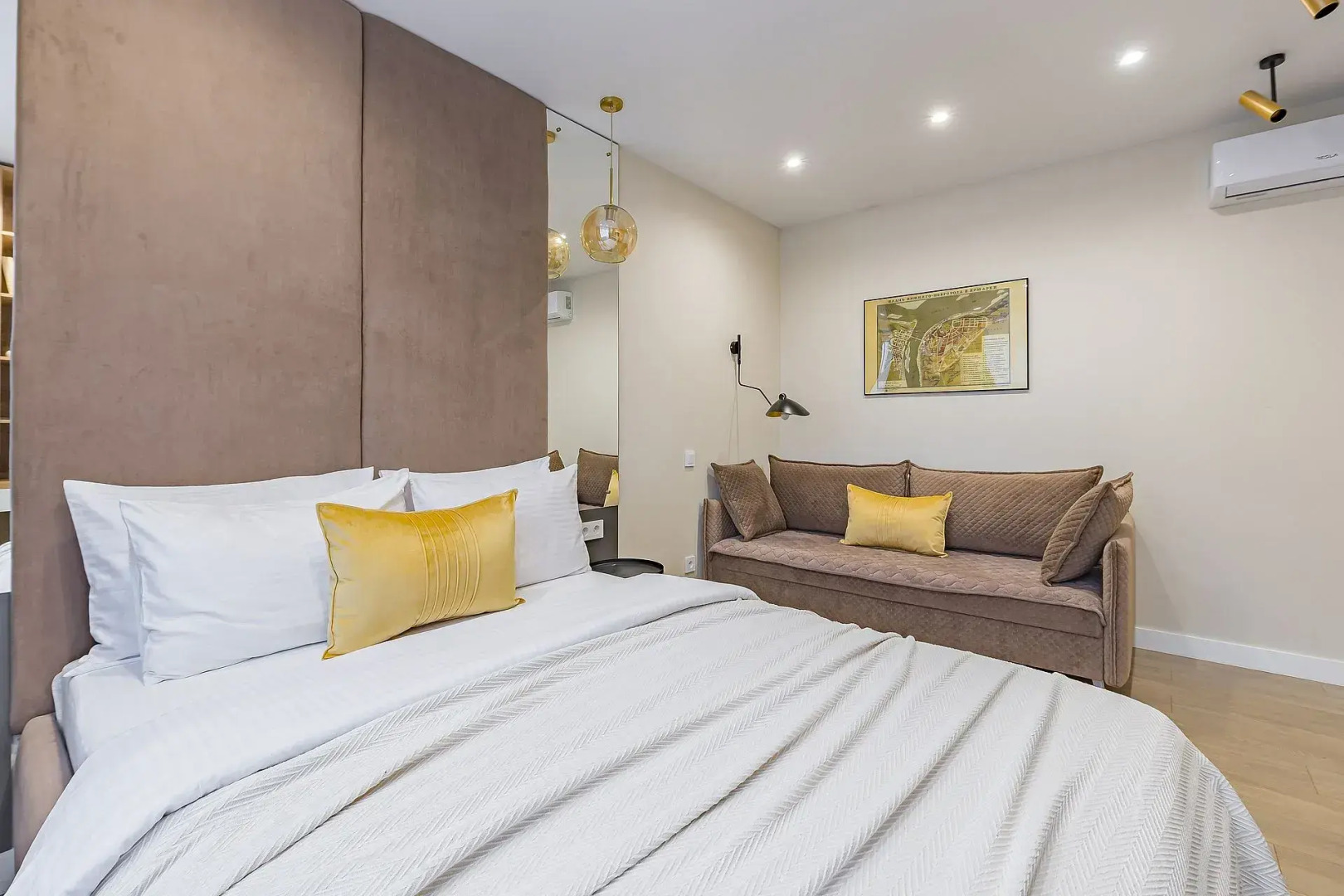 Апартаменты в центре на улице Горького 152а Сова-Дом