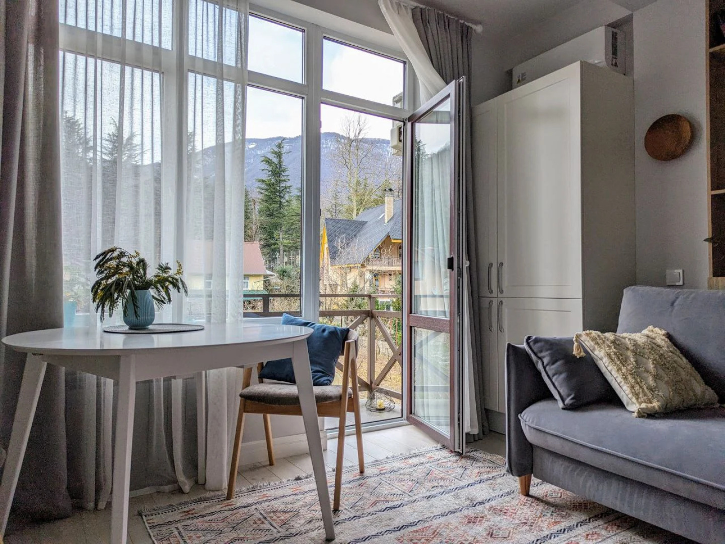 Квартира двухуровневая с видовым балконом в центре Красной Поляны