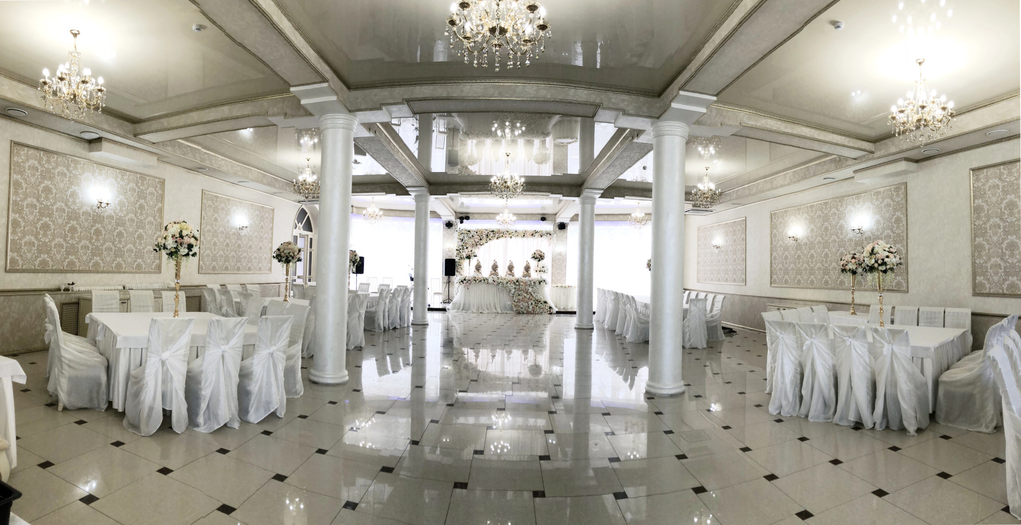 Моцарт Холл