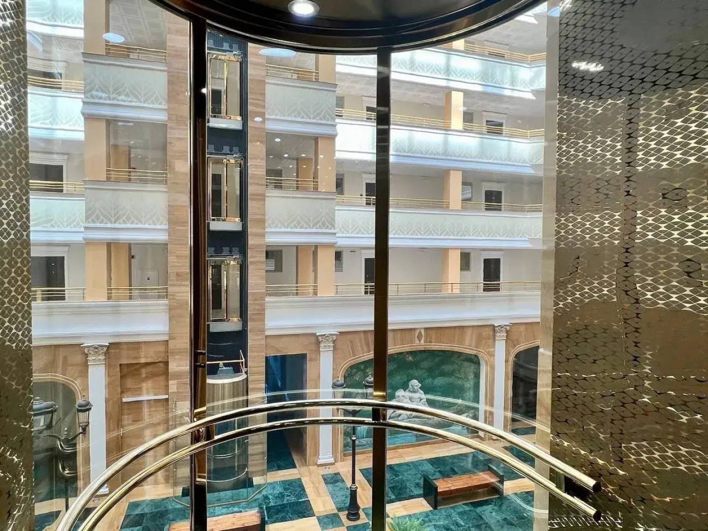 Апартаменты на Ялтинской улице, 12А. ЖК «Шато Лувр»