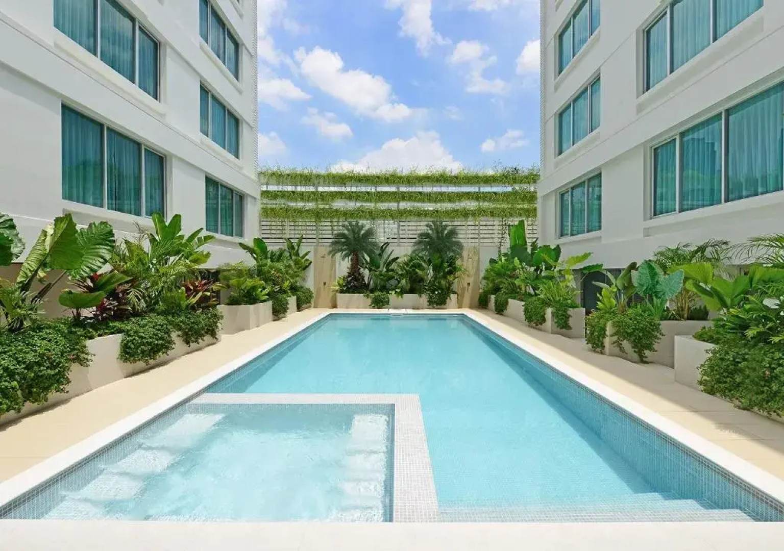 Отель Centre Point Hotel Sukhumvit 10
