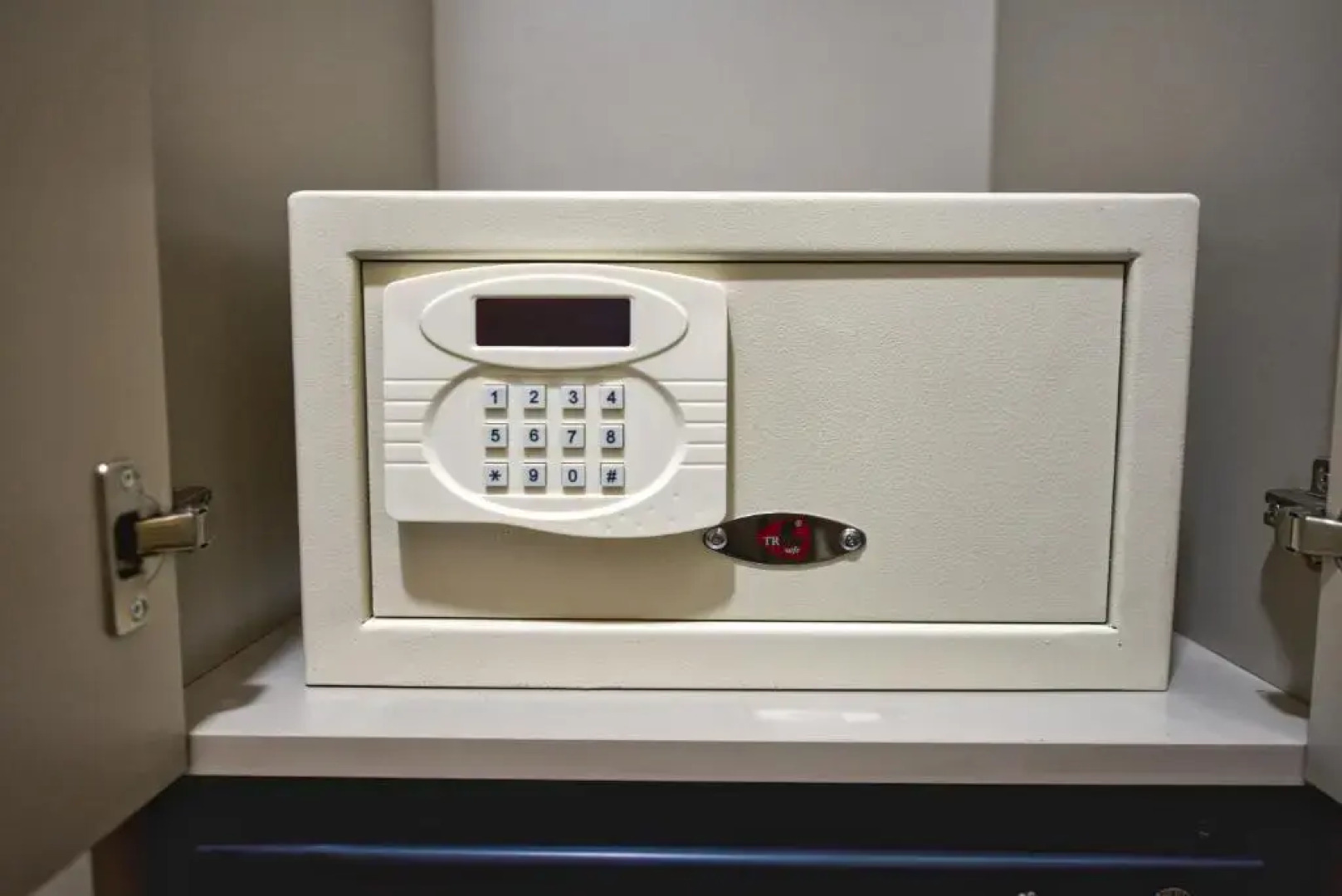 Отель Flori̇na