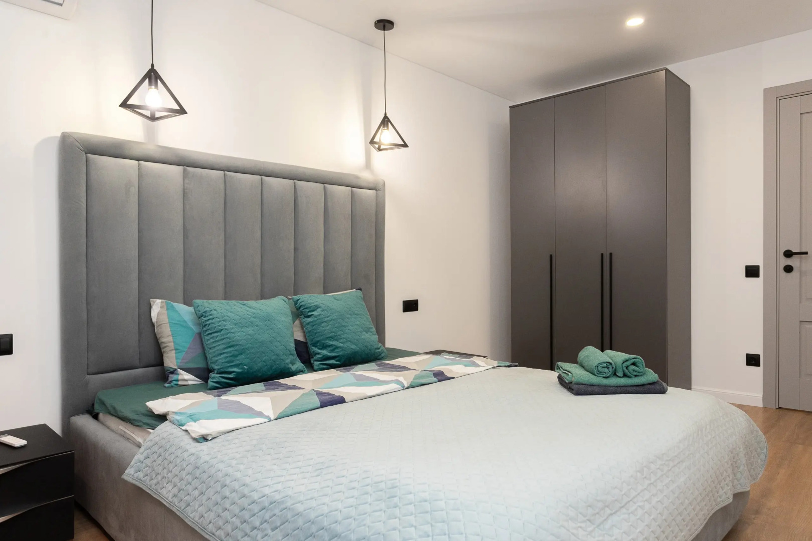 Квартира уютная трехкомнатная с двумя балконами рядом с островом Канта