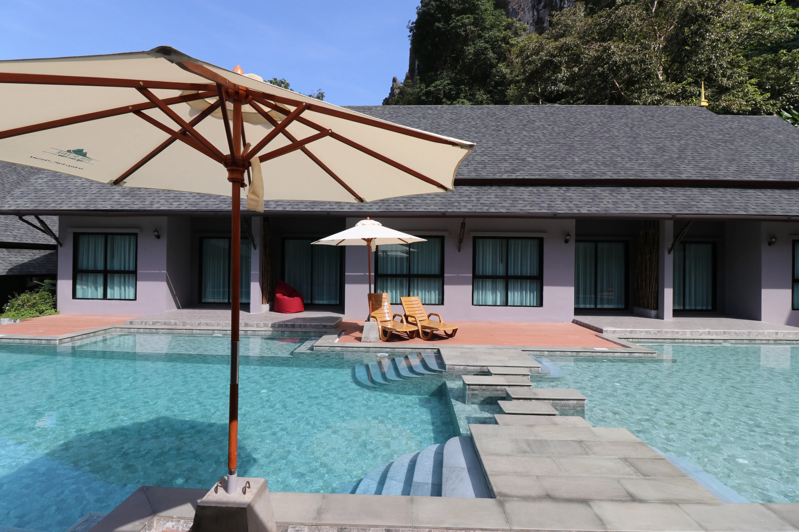 Отель The Scene Cliff View Villas