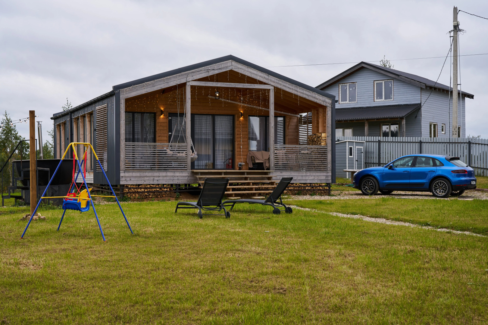 Частный дом с панорамными окнами у озера