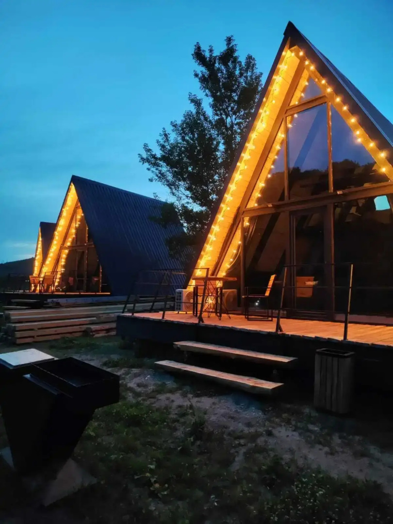 Шале двухэтажный А-фрейм с панорамным остеклением и террасой