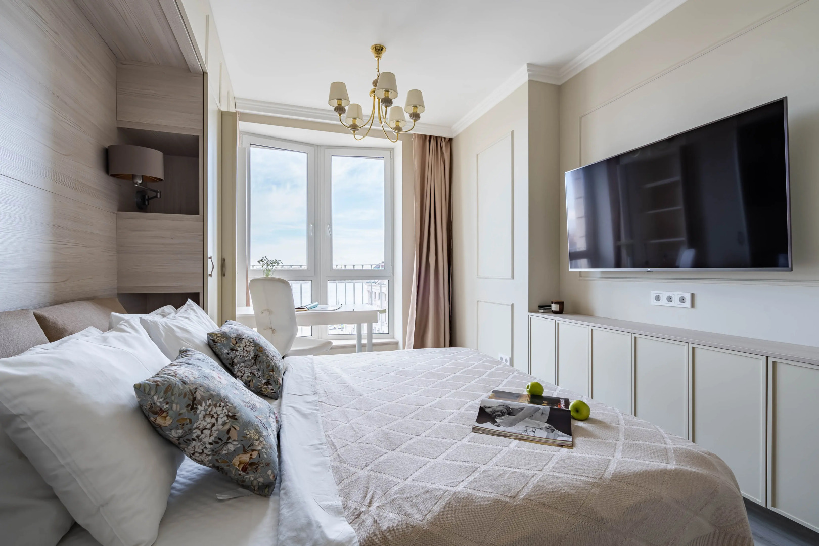 Апартаменты Четырехкомнатные YOUR APART с видом на домик Петра 1 и Неву