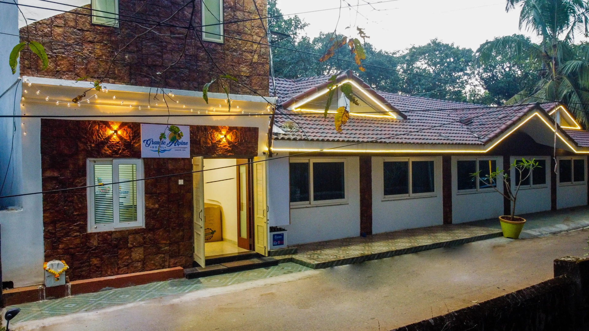 Grande Alpine Hotel Vagator