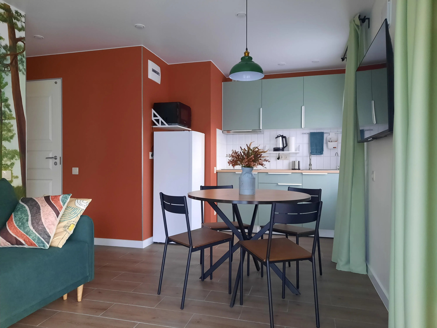 Частный дом у леса