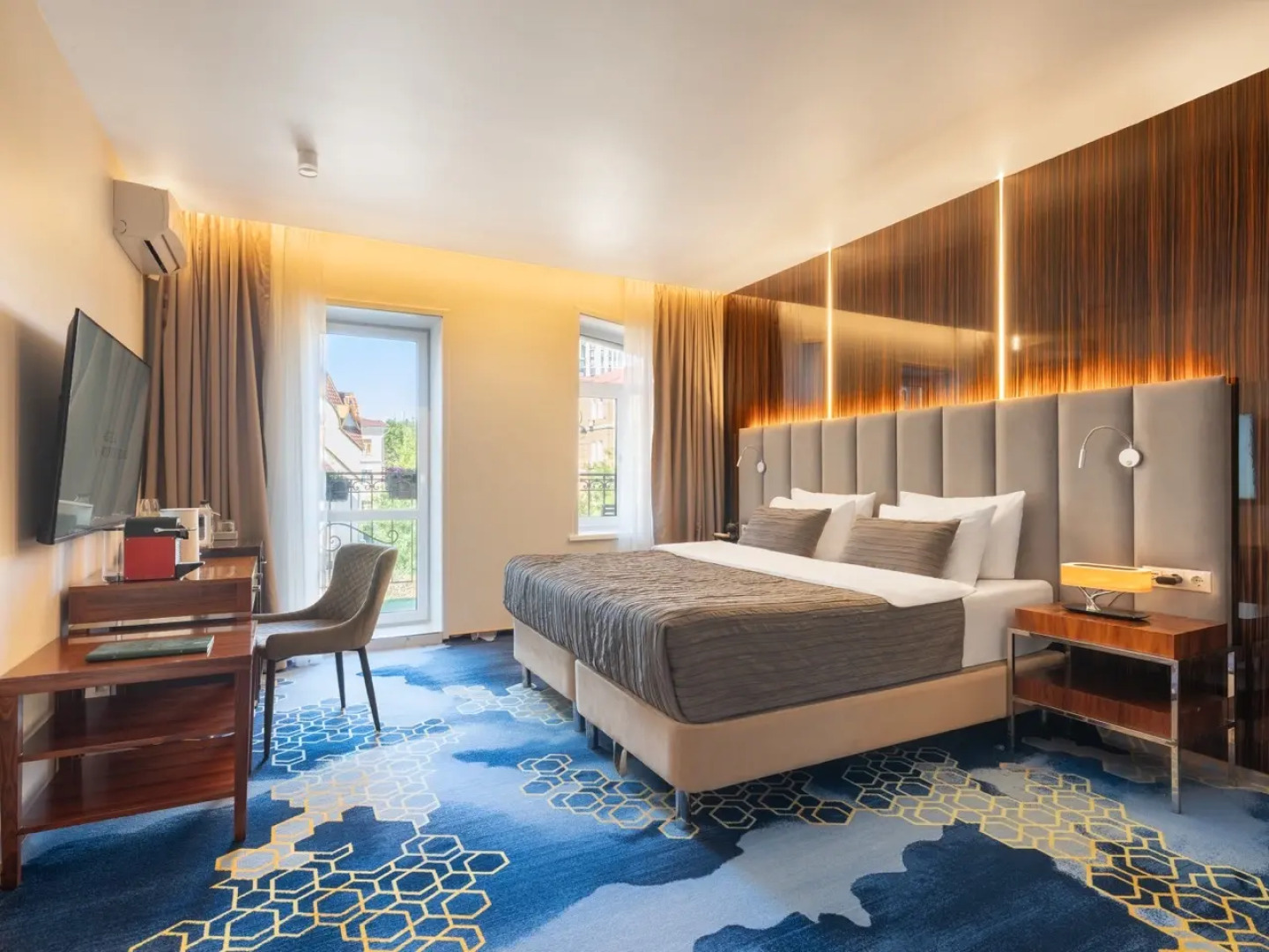 Отель V Hotel&Rooftop Lounge