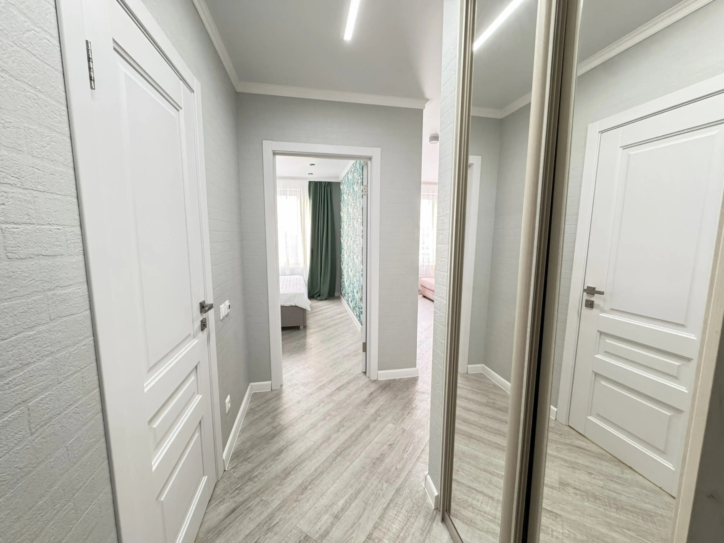 Апартаменты Четырехместная дизайнерская квартира в ЖК "Новин"