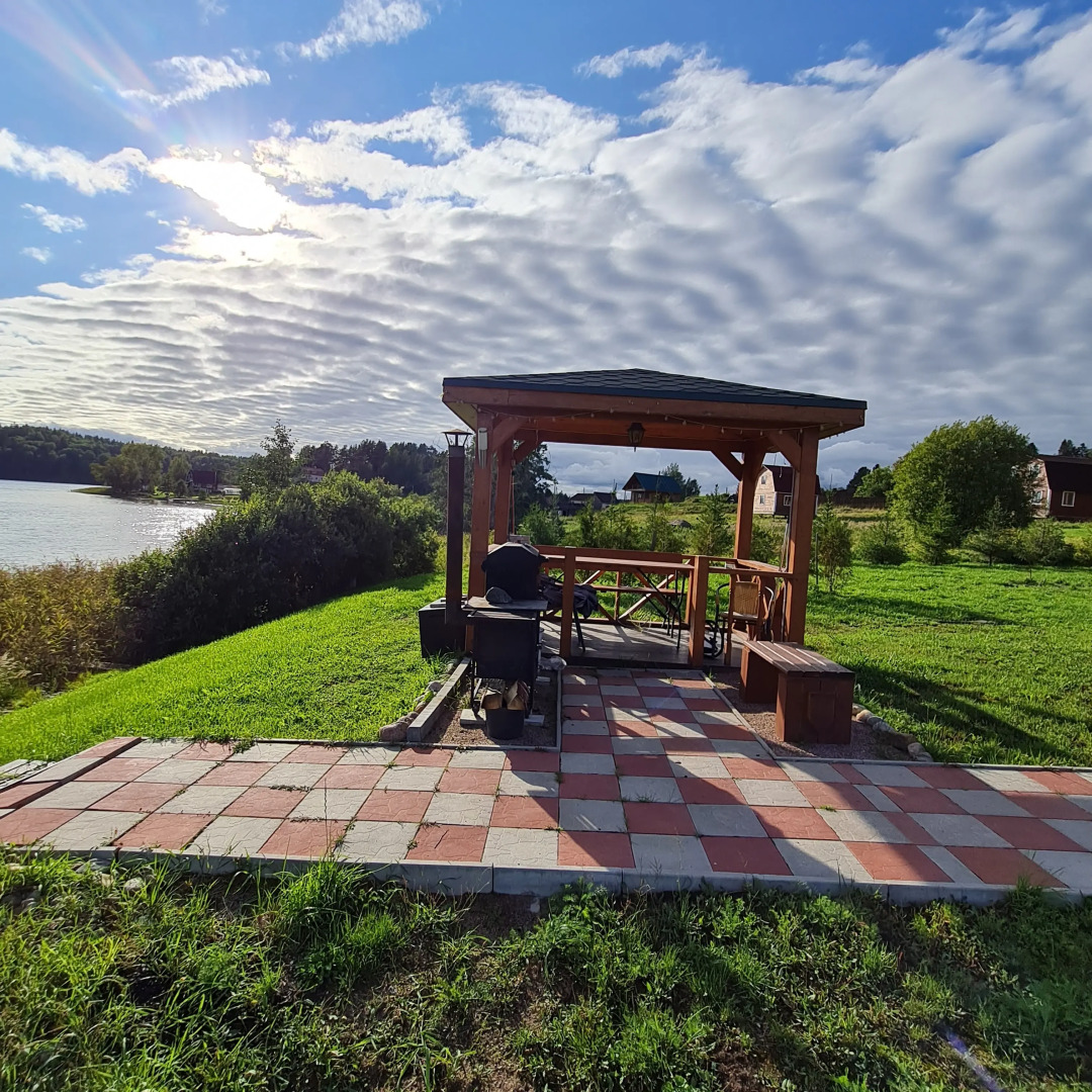 Semenyij Domik U Ozera V Karelii	