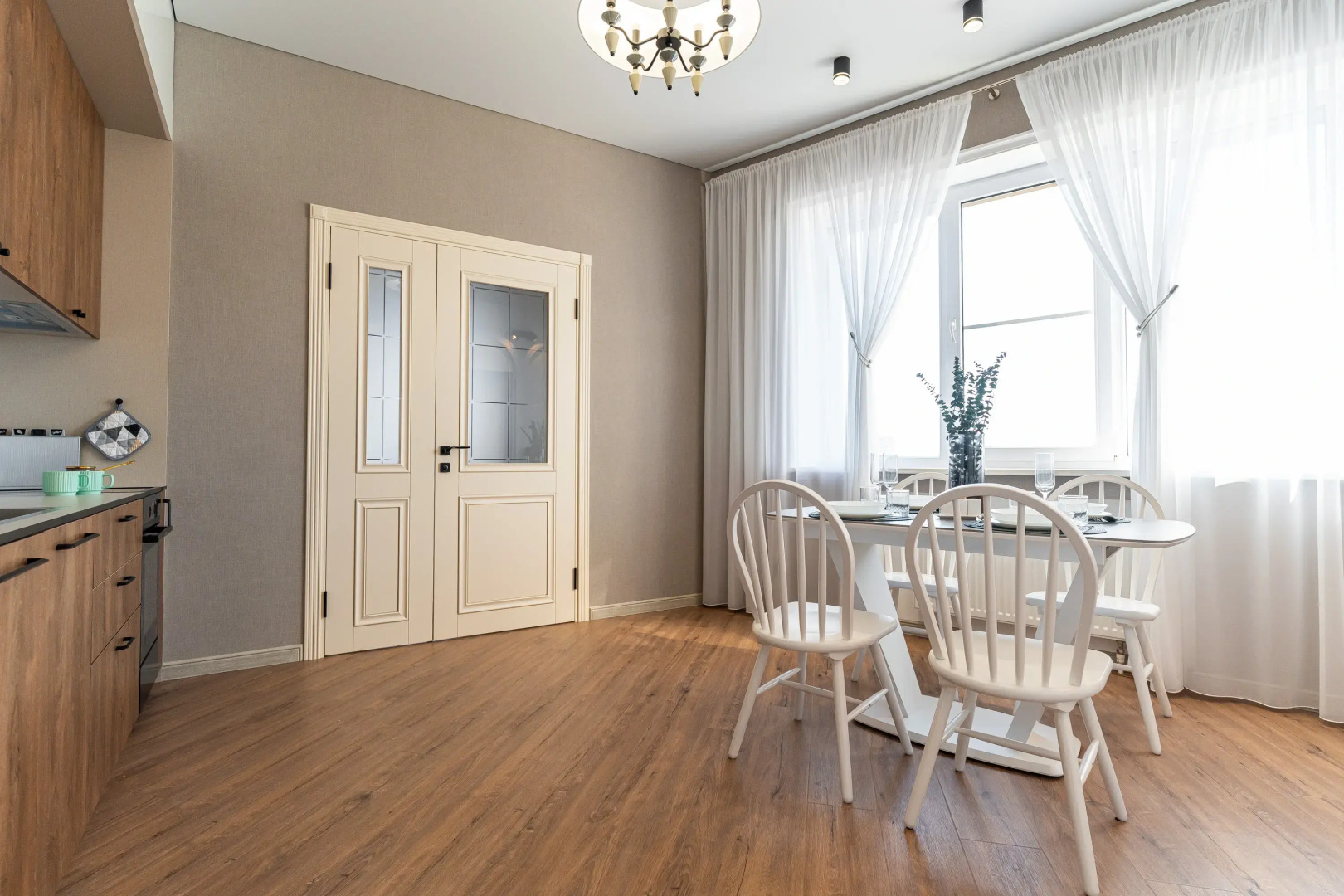 Апартаменты трехкомнатные с панорамным видом на город и море в центре Новороссийска от LetoApart