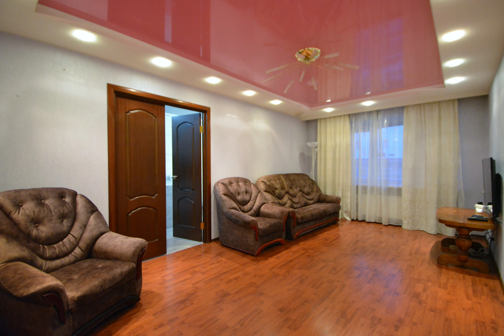 Квартира трёхкомнатная с двумя уборными лифтом и балконом