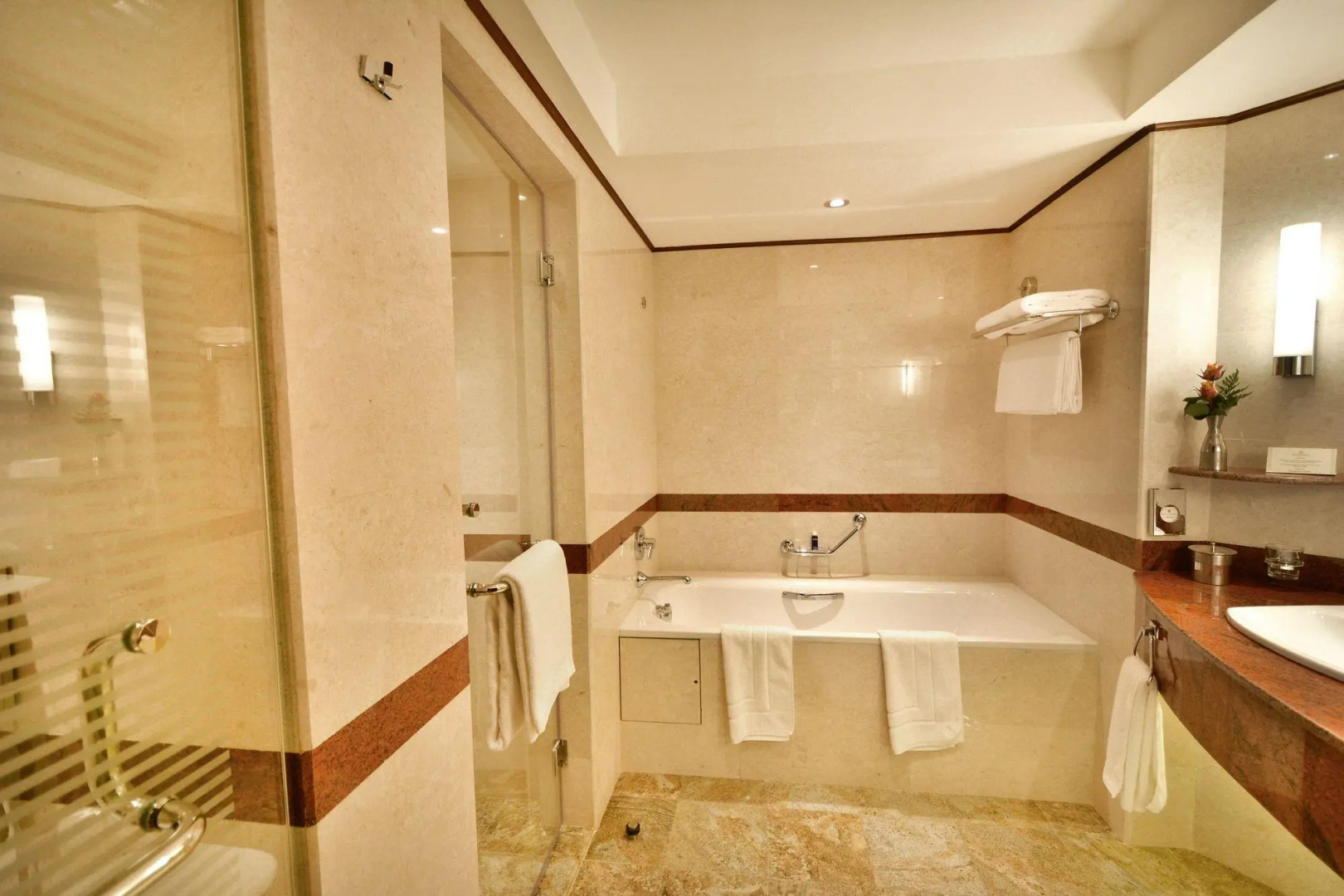 Отель Kampala Serena