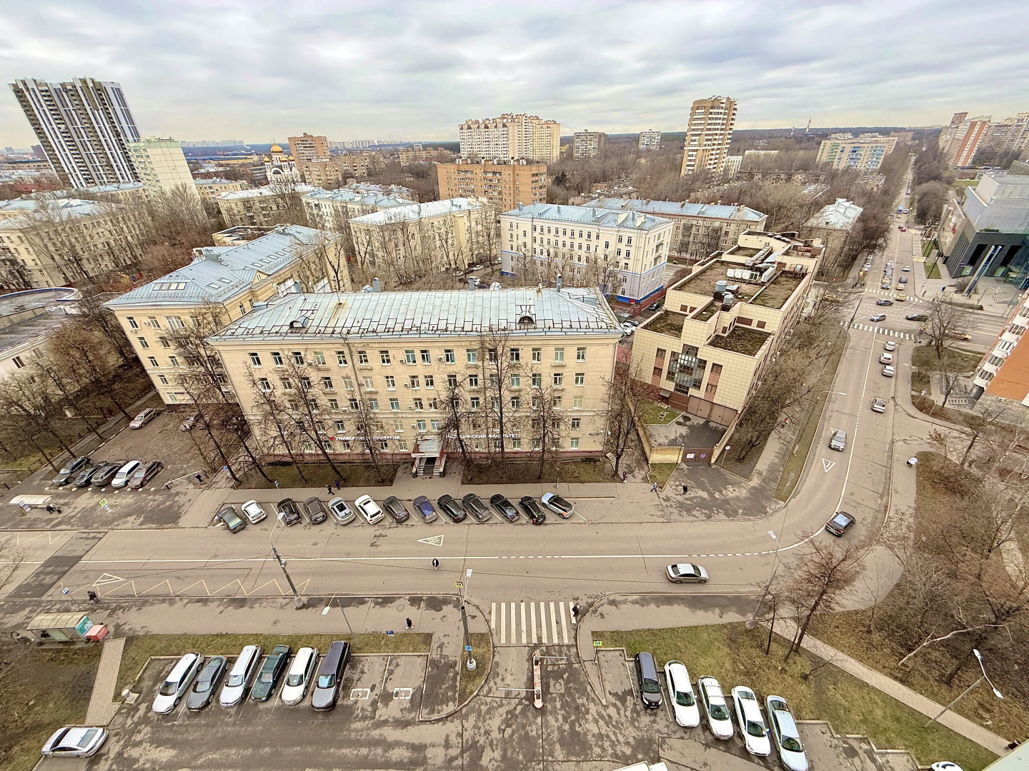 Жилое помещение 2-к квартира у метро Молодежная с яркими закатами