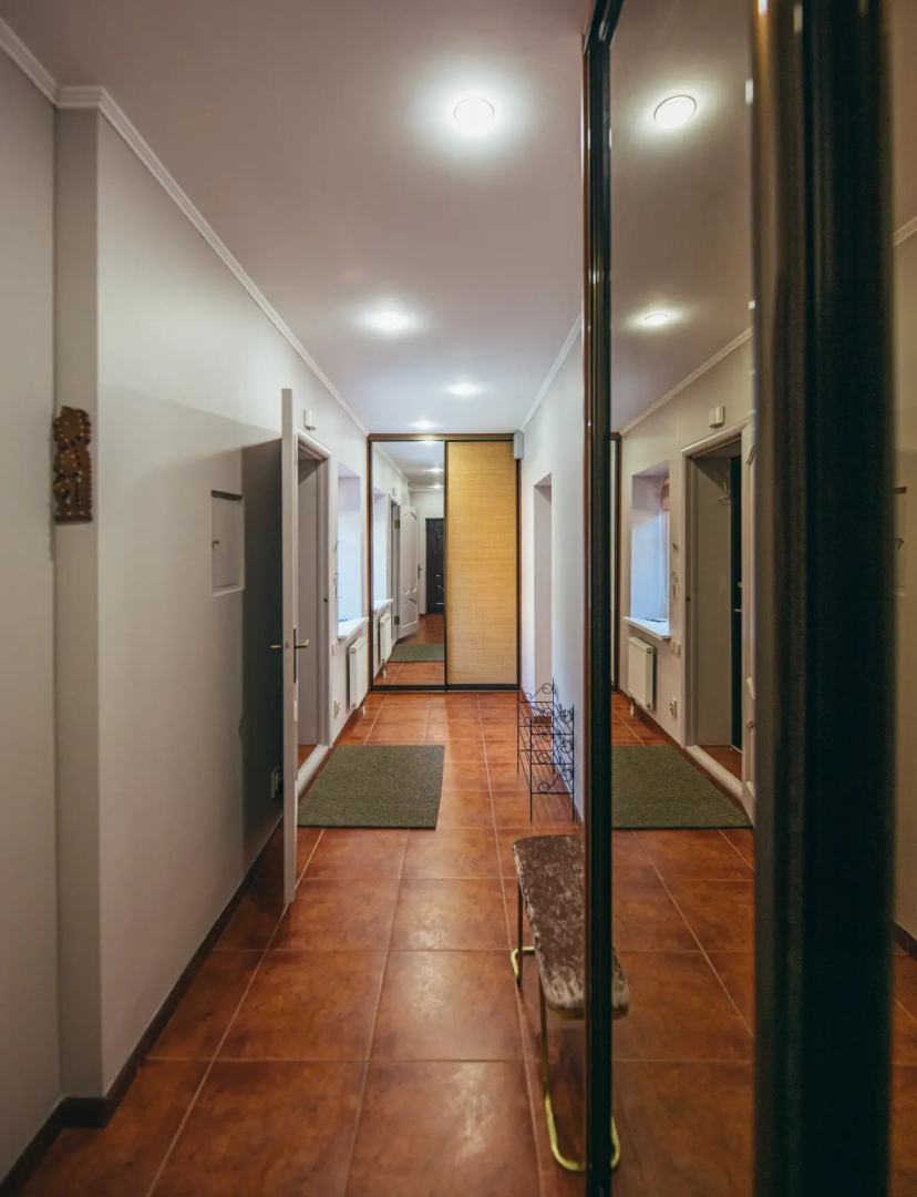 Частный дом в центре города с зеленым садом