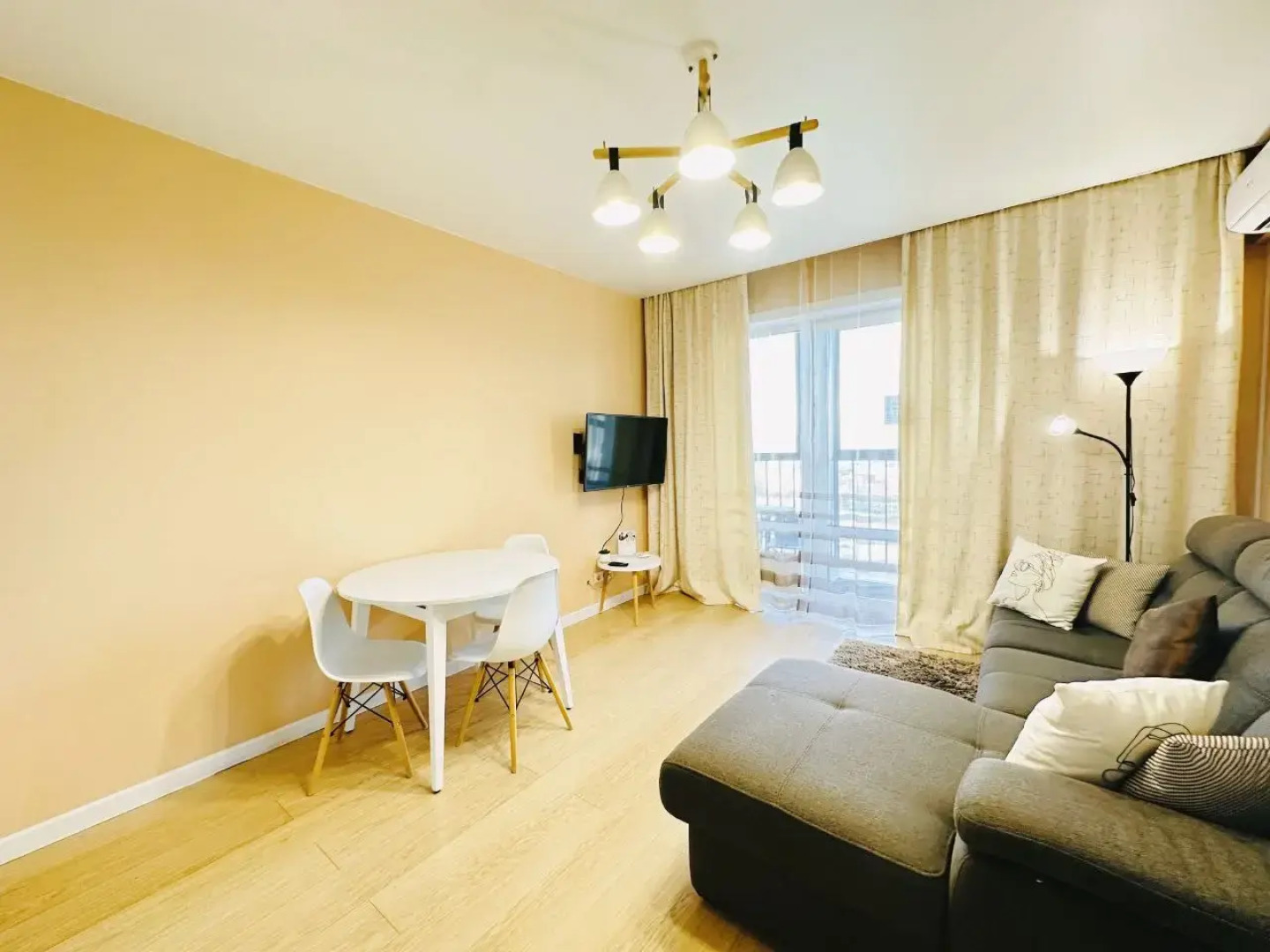 Квартира Nasutki38 Персиковый пломбир