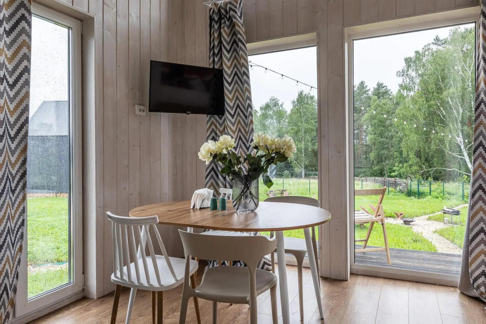 Частный Дом Яркий панорамный с видом на лес