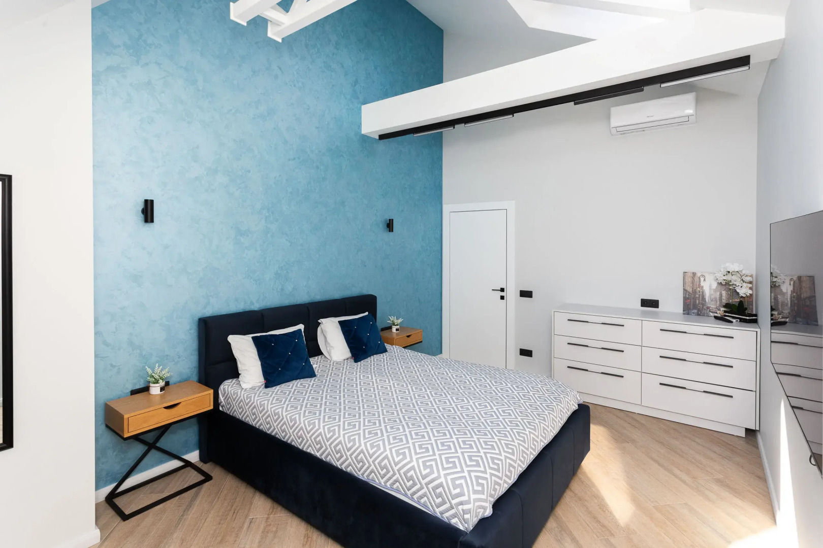 Квартира с Мансардными Окнами и Видом на Море