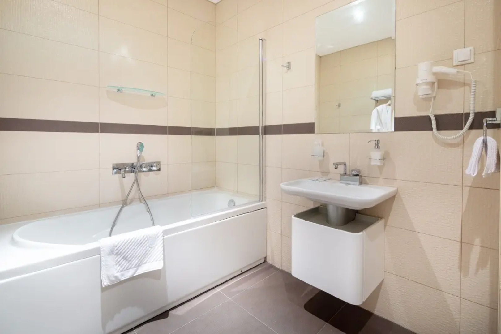 Rockmond 64 Junior Suite 6